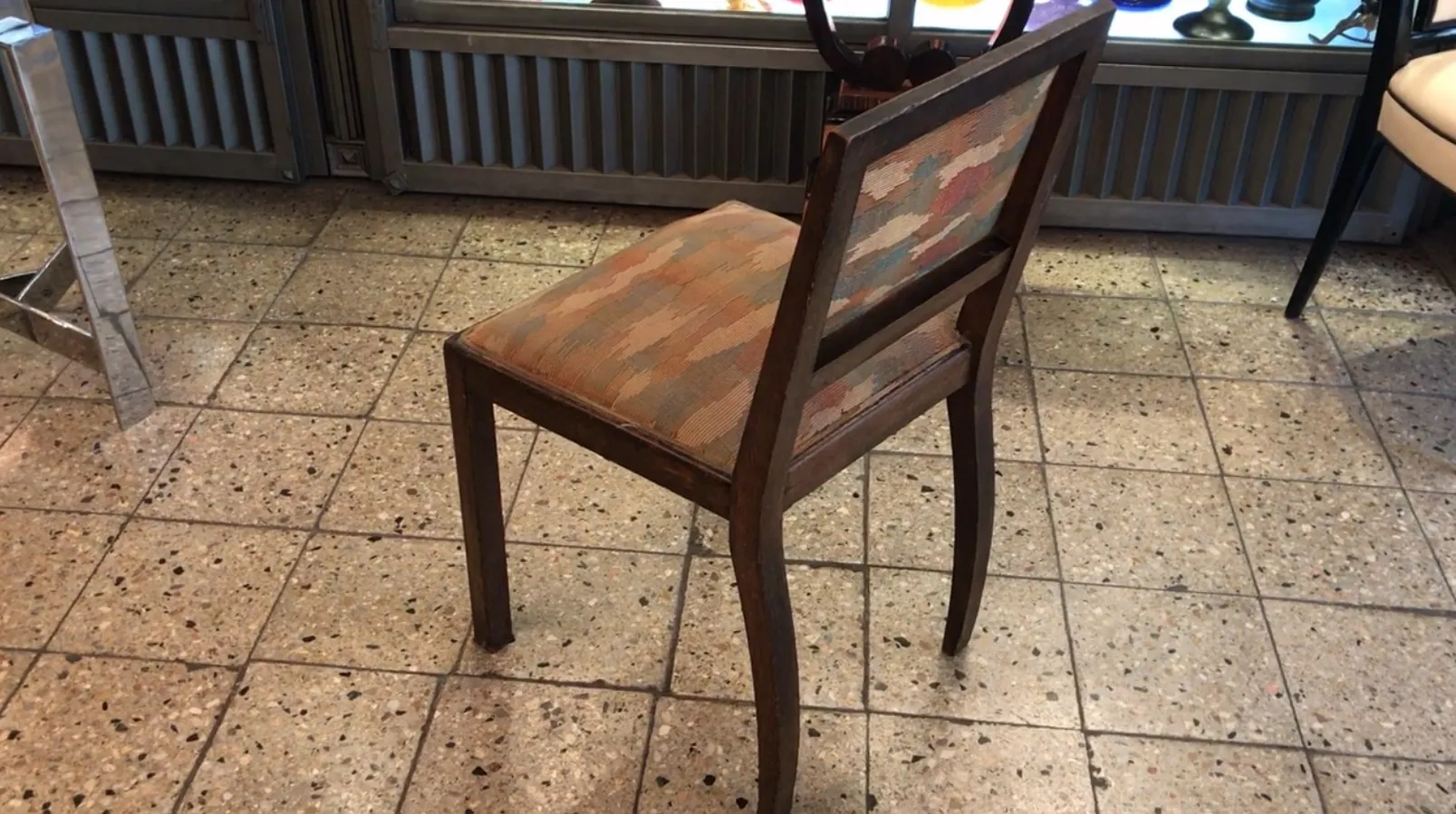 античный стул с декоративной спинкой, уютная обстановка