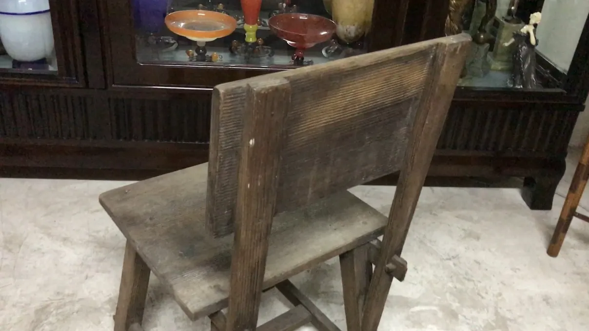 cadeira antiga com encosto reto em um quarto decorado