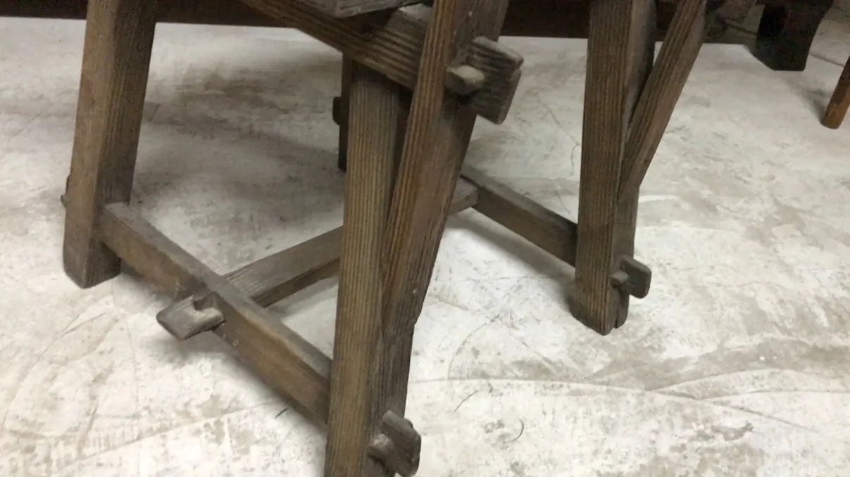 cadeira antiga com detalhes únicos, ambiente acolhedor