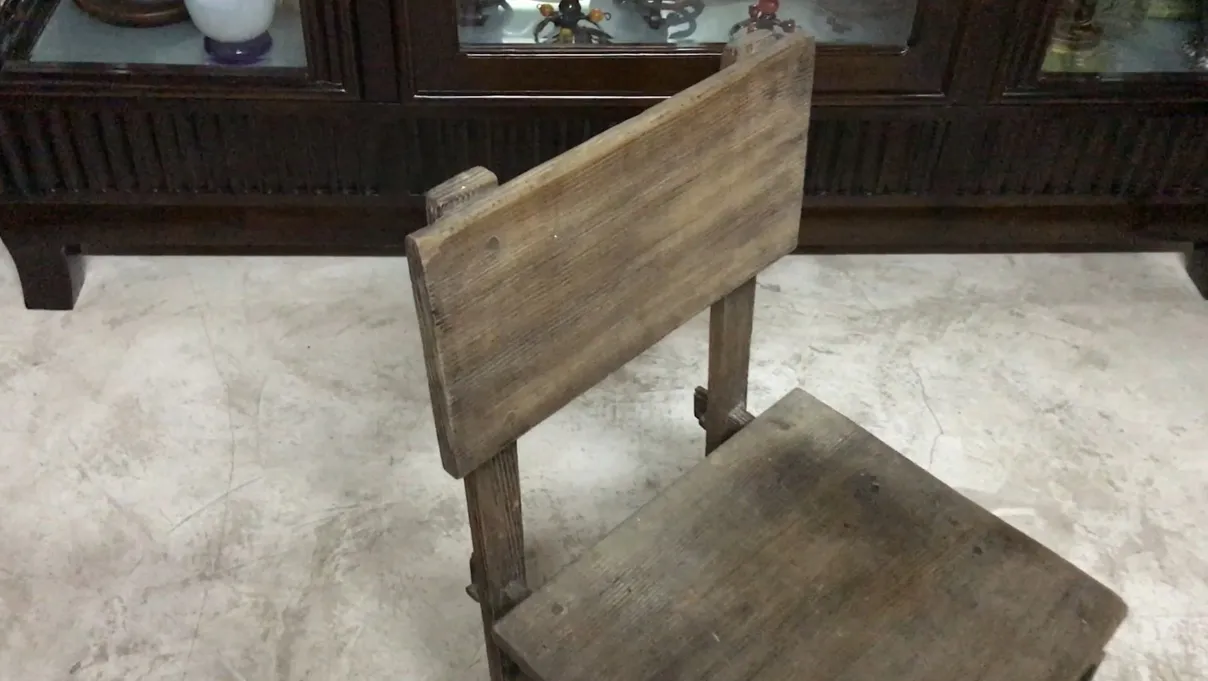 Silla antigua con respaldo alto, en un ambiente clásico