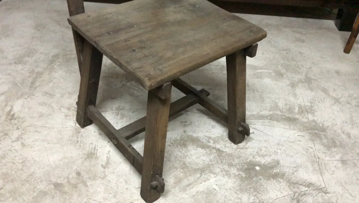 cadeira antiga com pernas robustas em um ambiente rústico