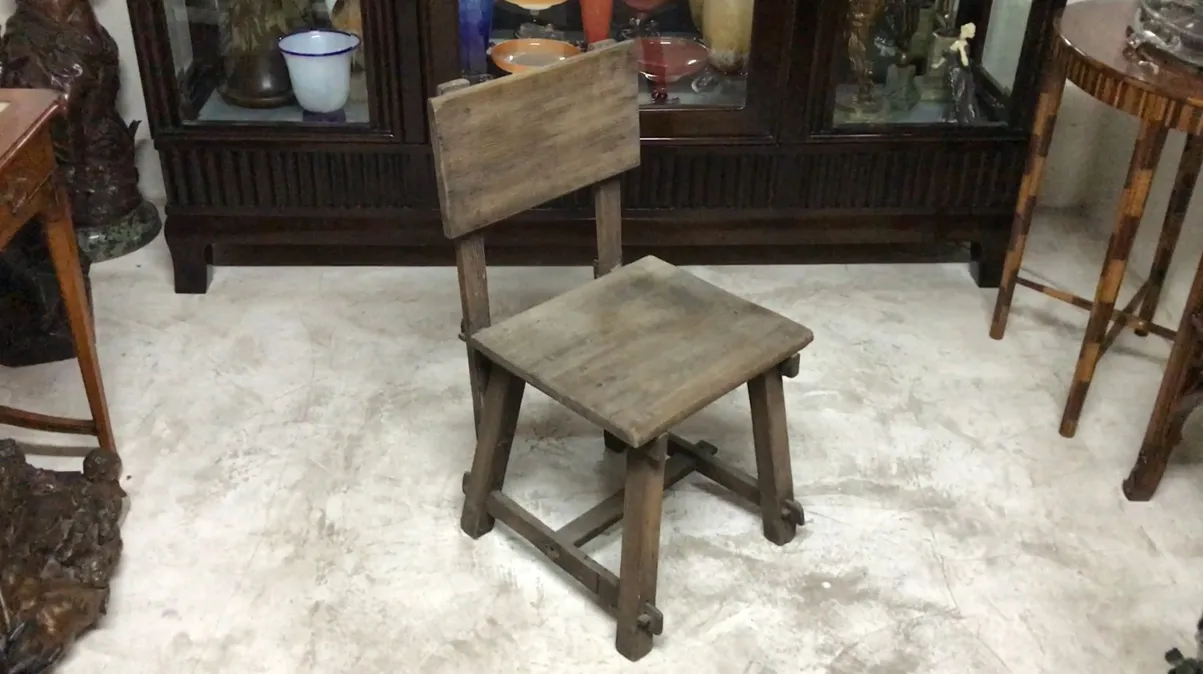 Sedia antica di Jean Michel Frank in un ambiente decorativo