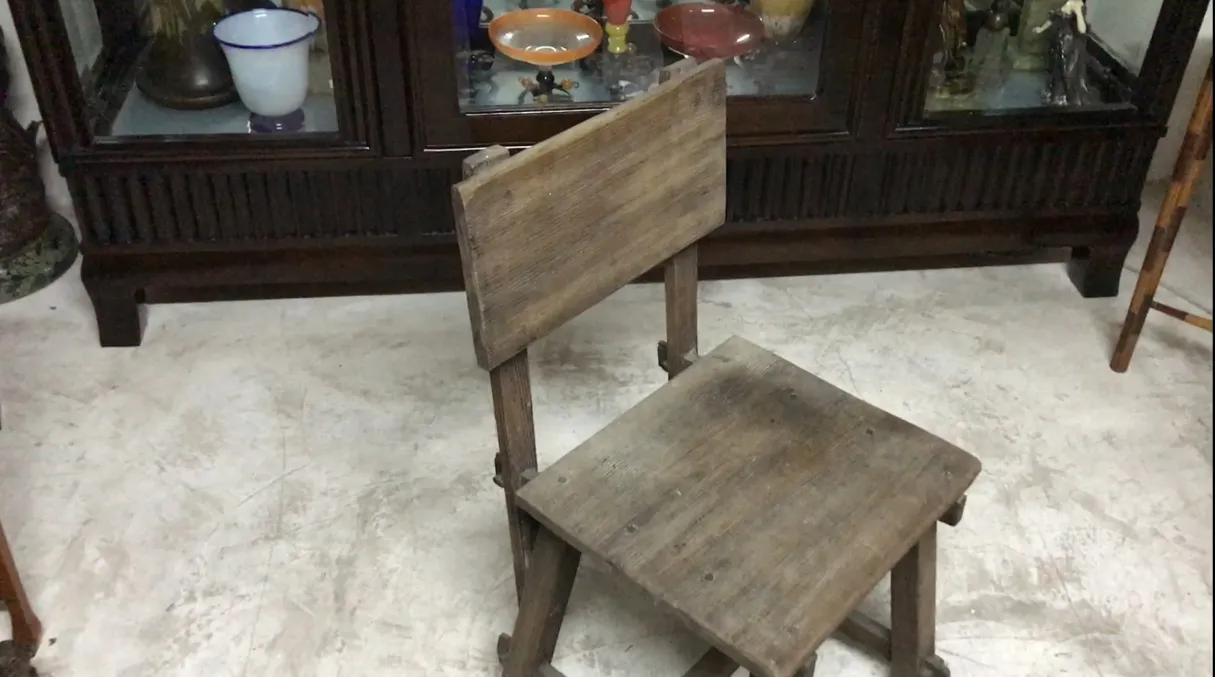 Cadeira antiga de Jean Michel Frank em ambiente minimalista