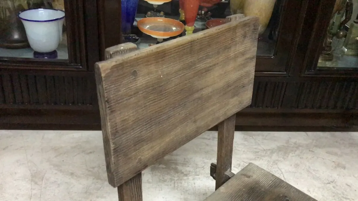 sedia antica con design semplice ed elegante di Jean Michel Frank, ambienti antichi.