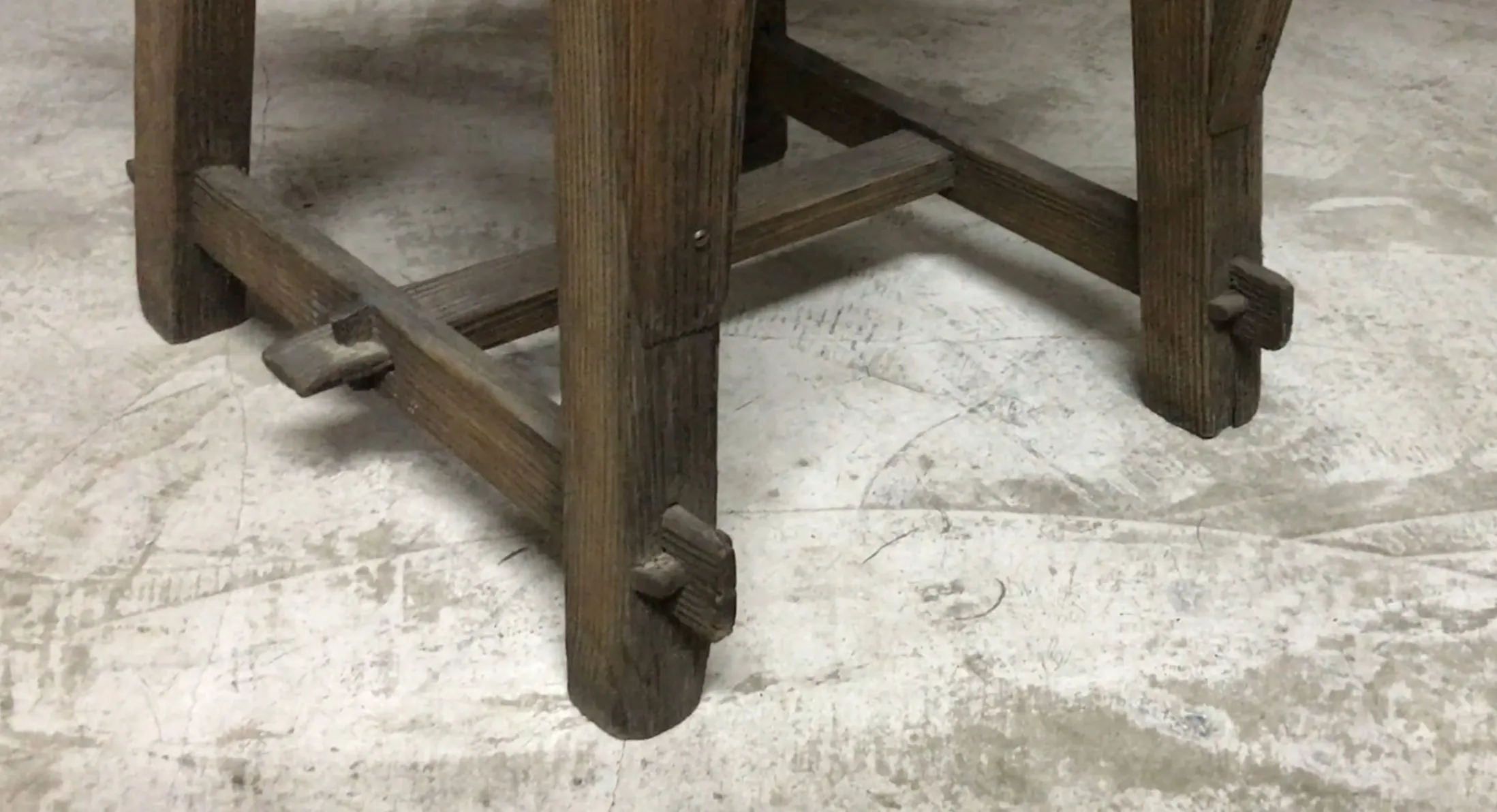 Silla antigua de Jean Michel Frank, detalles en el marco, ambiente cálido.