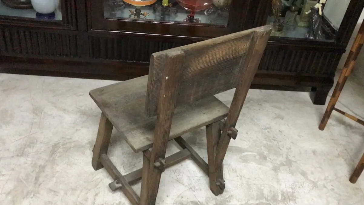 Silla antigua de Jean Michel Frank con detalles simple y funcional, en un ambiente clásico.