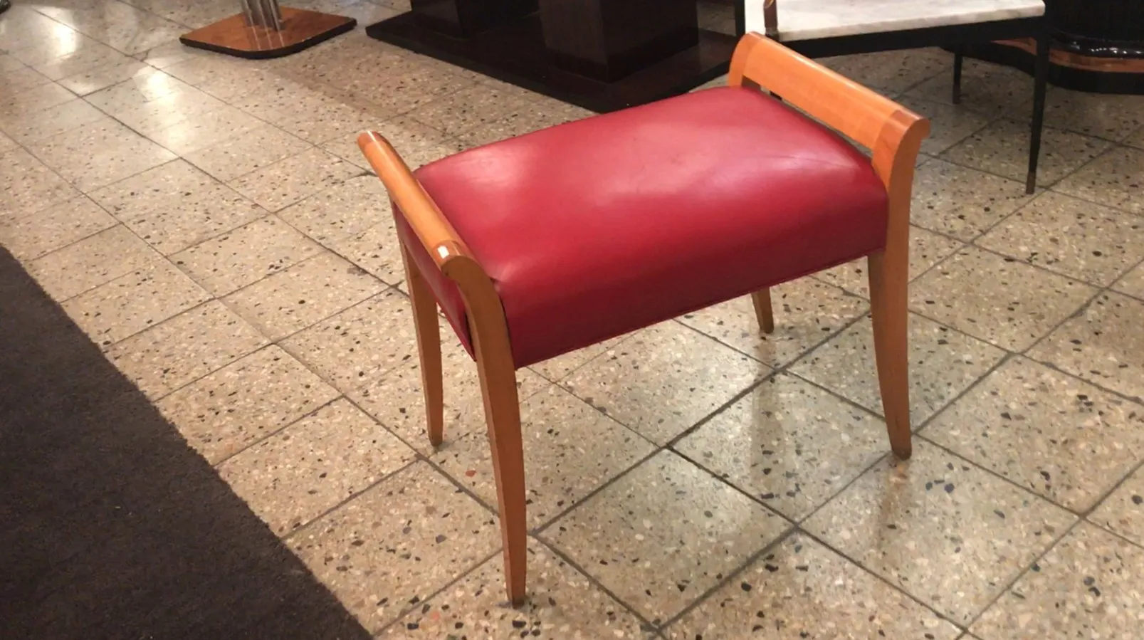 部屋の赤いアンティークスツールアールデコ