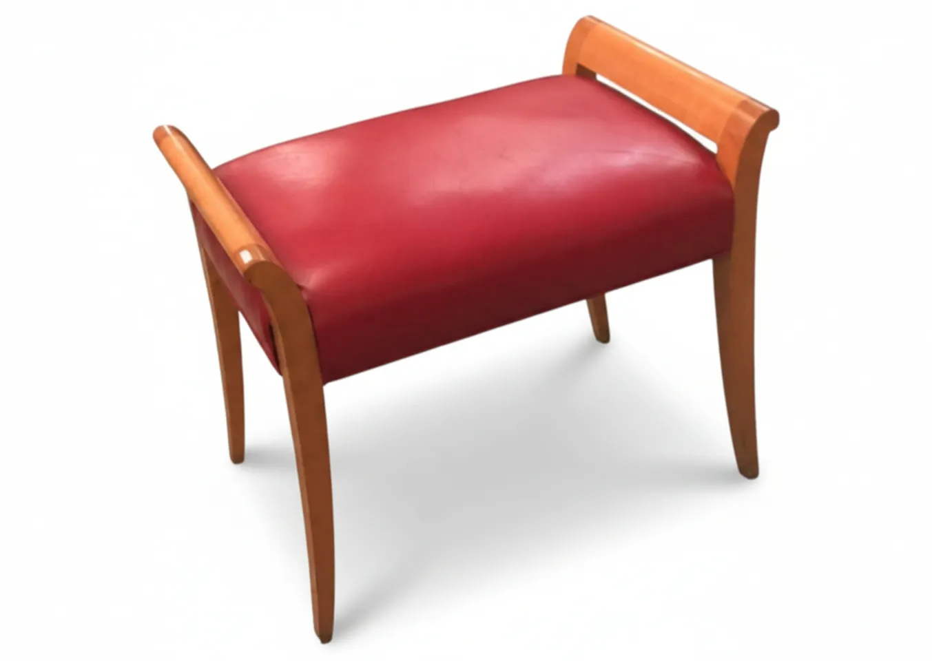 banqueta antiga com estofado vermelho e braços de madeira