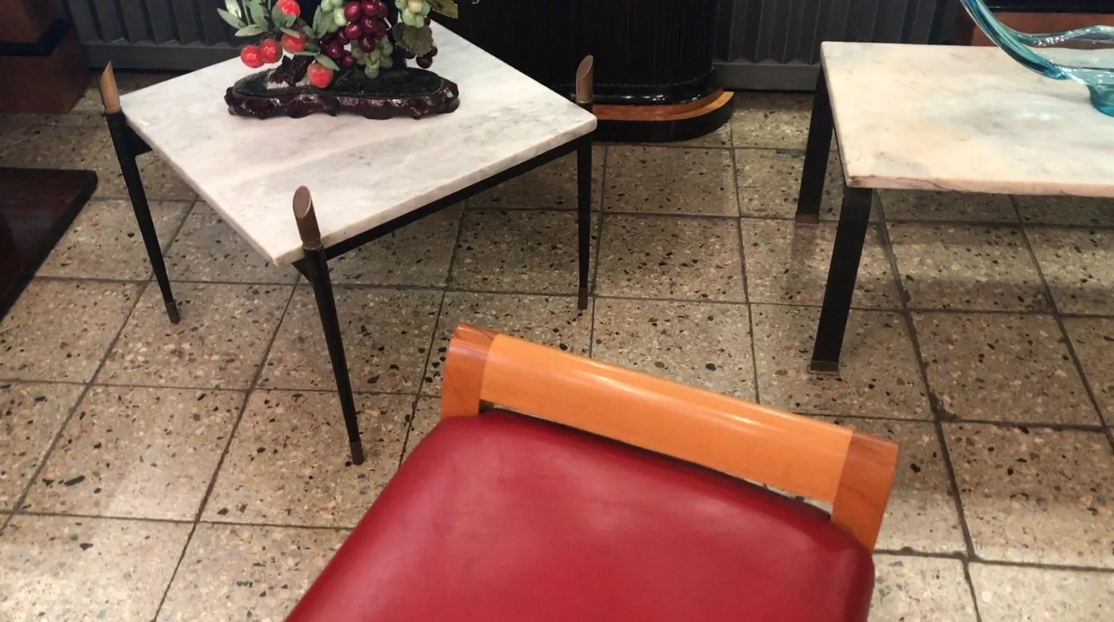 古いスツール 赤い布張り クラシックな環境で