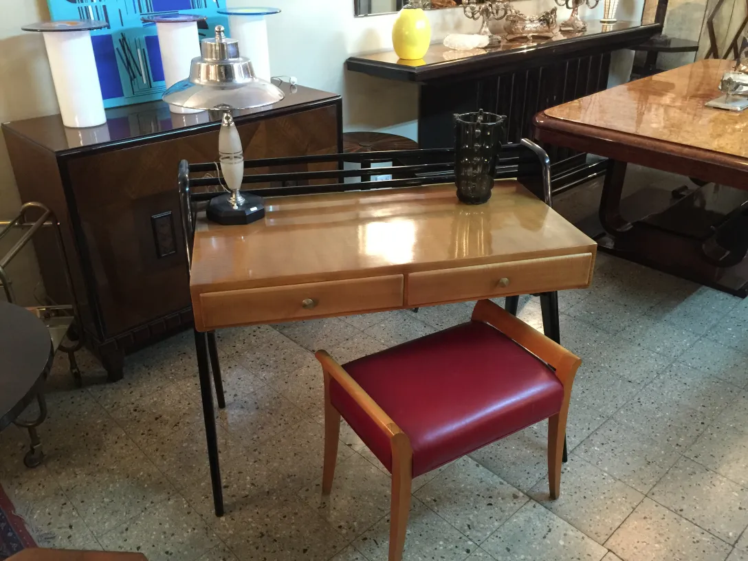 sgabello antico con design art deco in un ambiente elegante