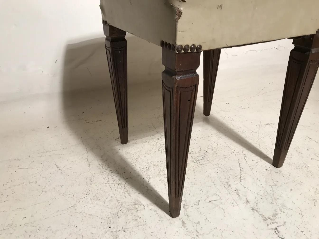 tabouret ancien avec pieds sculptés et design classique