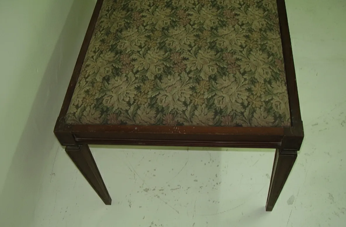 تابوريت قديم بزخارف زهرية على المقعد