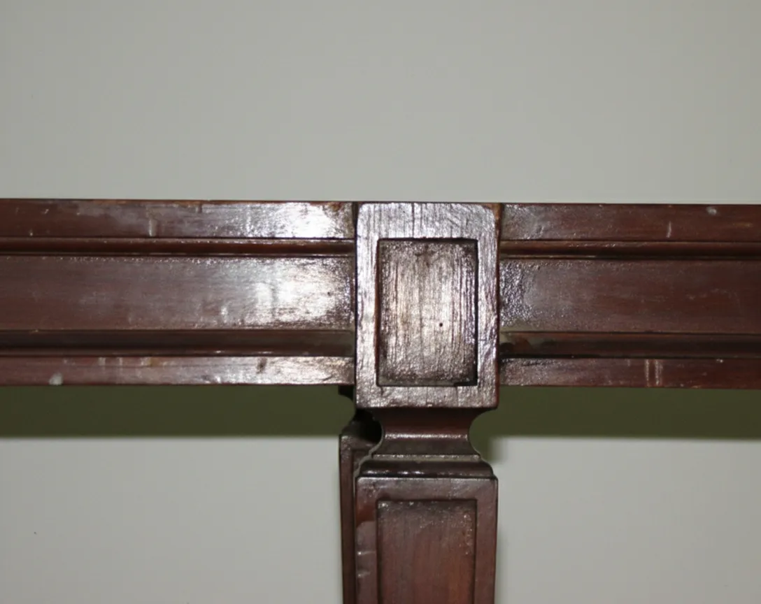 detalhes de uma banqueta antiga com design elaborado, fundo simples