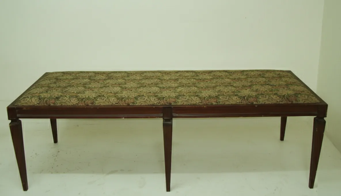 banqueta antiga com design floral na superfície