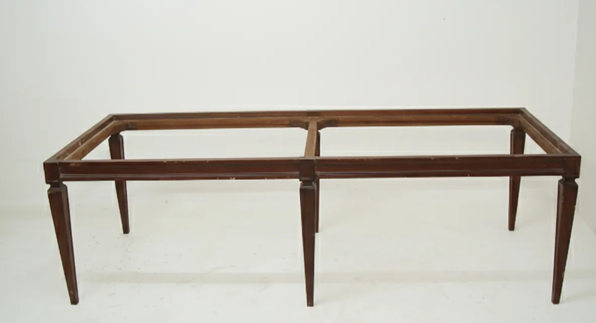 Banqueta antiga com design simples em fundo branco.