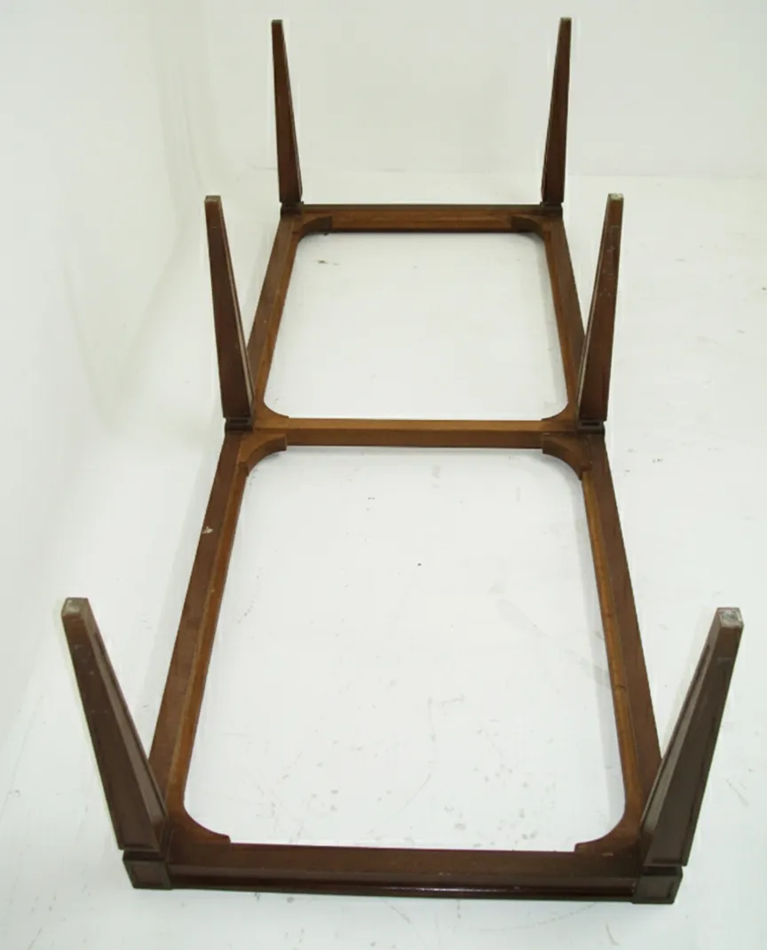 tabouret ancien avec pieds relevés et structure de support