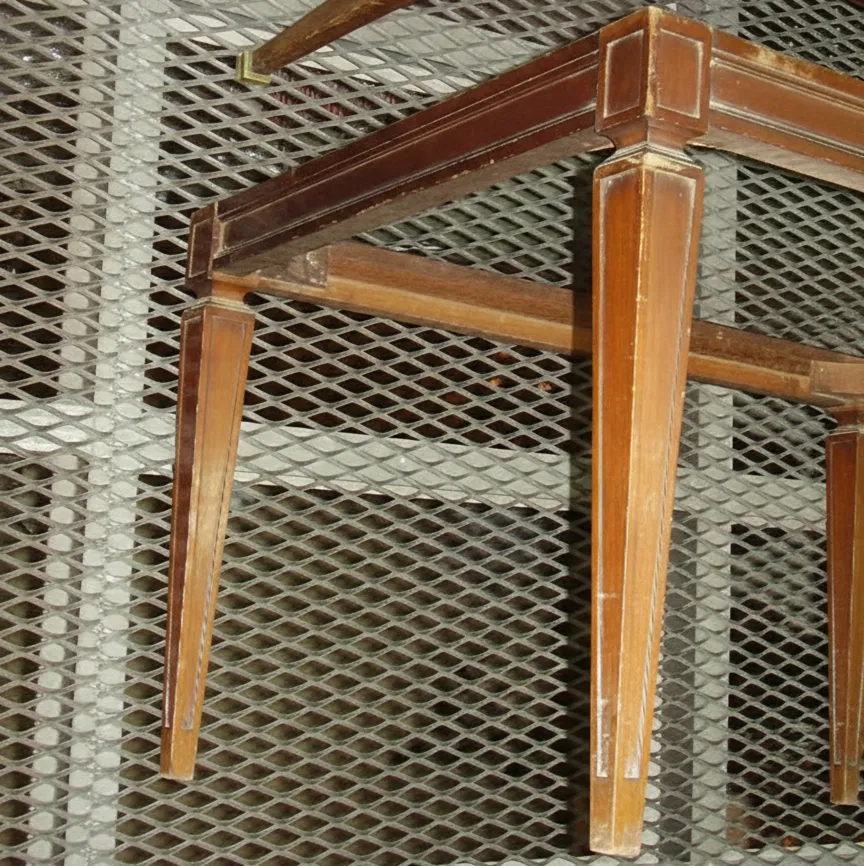 antiker Hocker mit geraden Beinen und klassischem Design