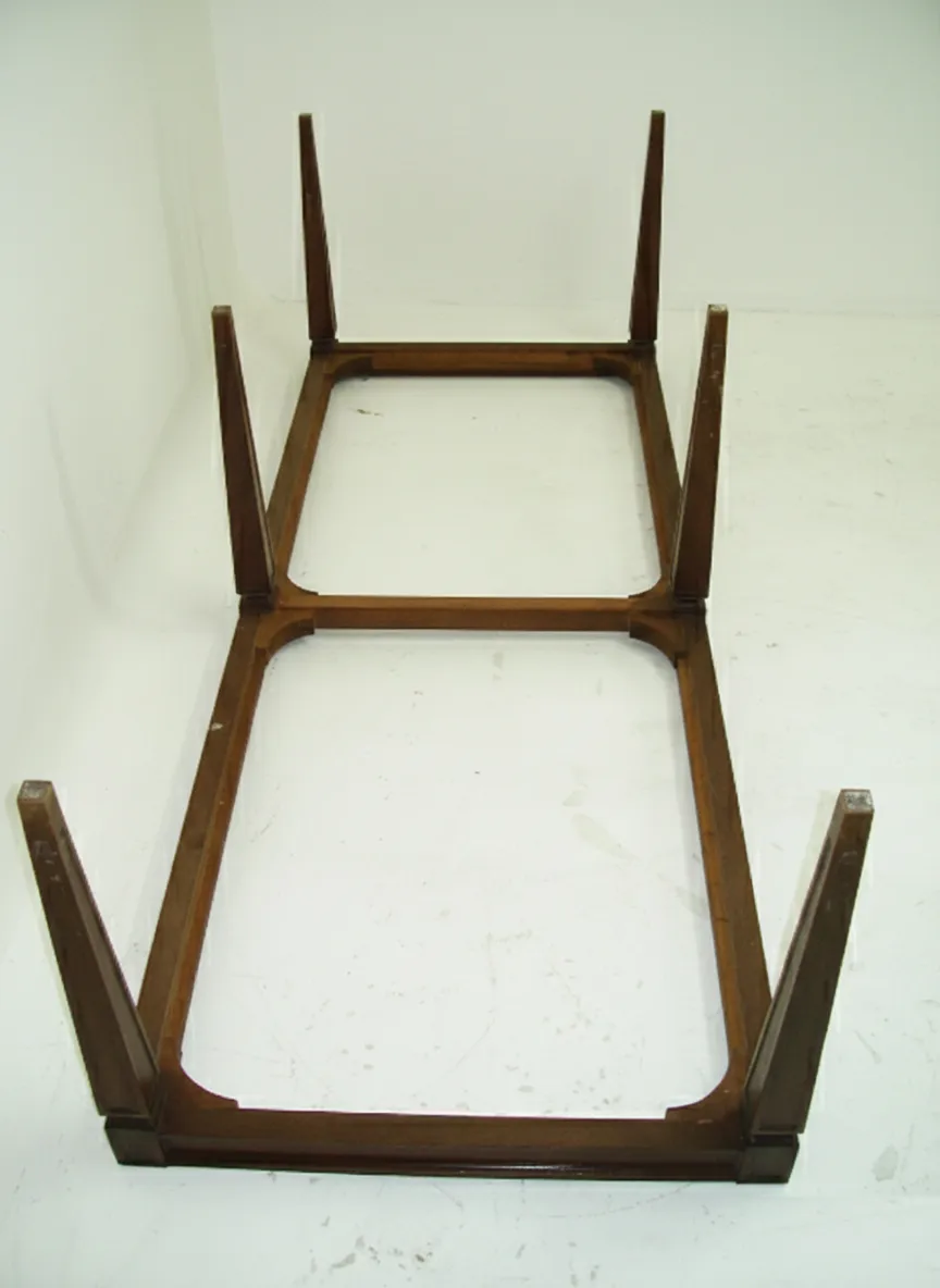 Banqueta antigua con estructura abierta, ideal para decoración.