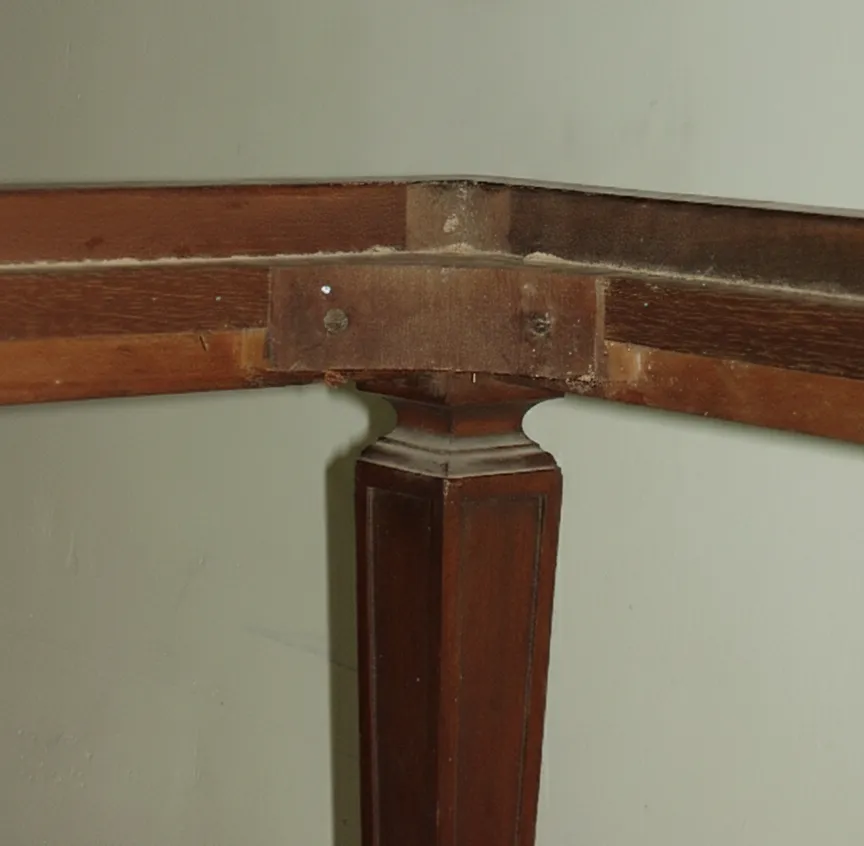 Vue d'un ancien tabouret avec une base et un pied élégants.