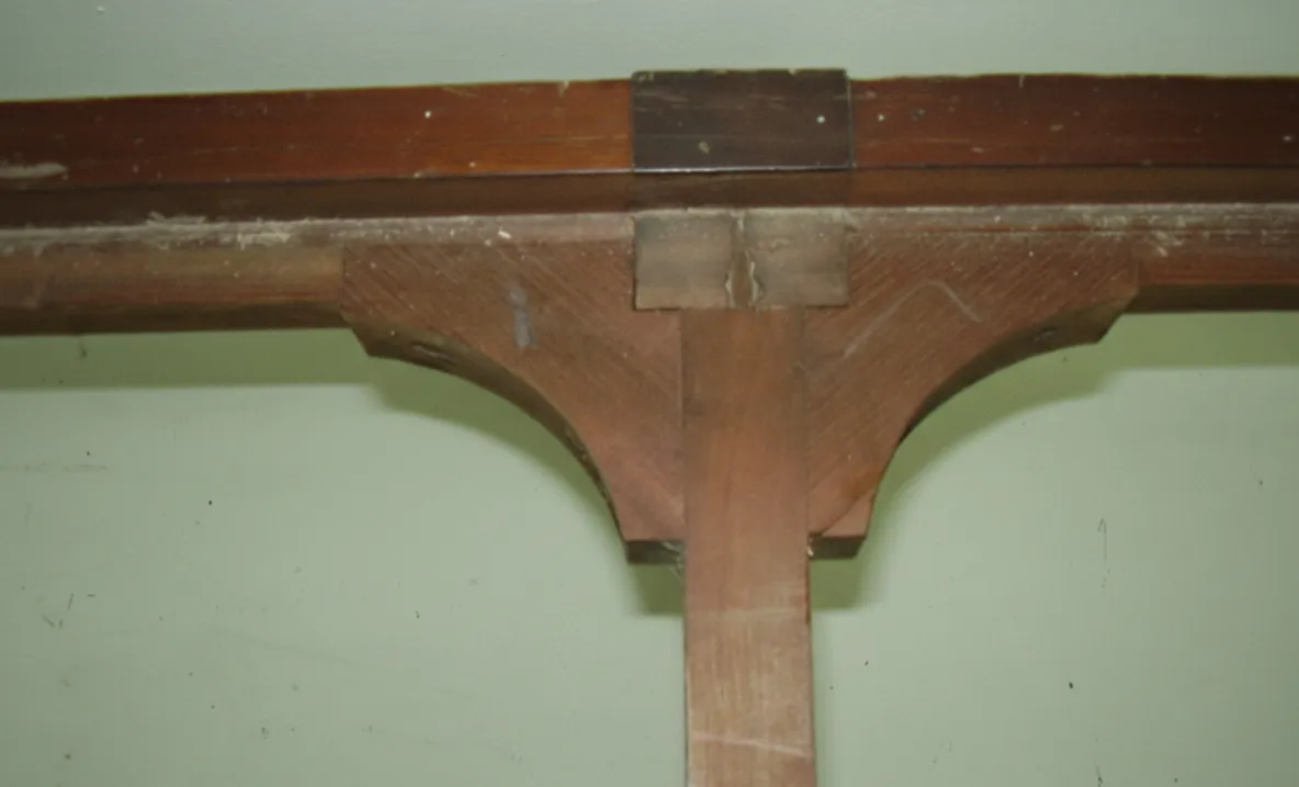 Banqueta antigua con detalles arquitectónicos, en un entorno elegante.