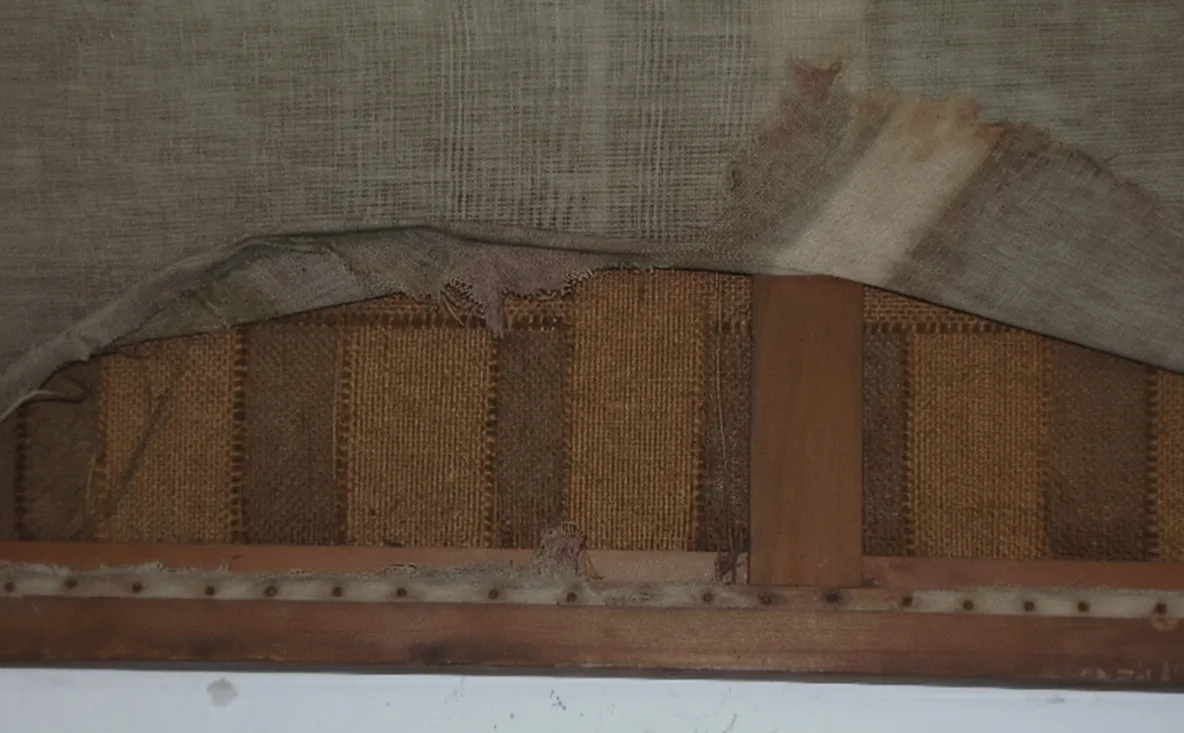 sgabello antico con dettagli tradizionali e struttura robusta