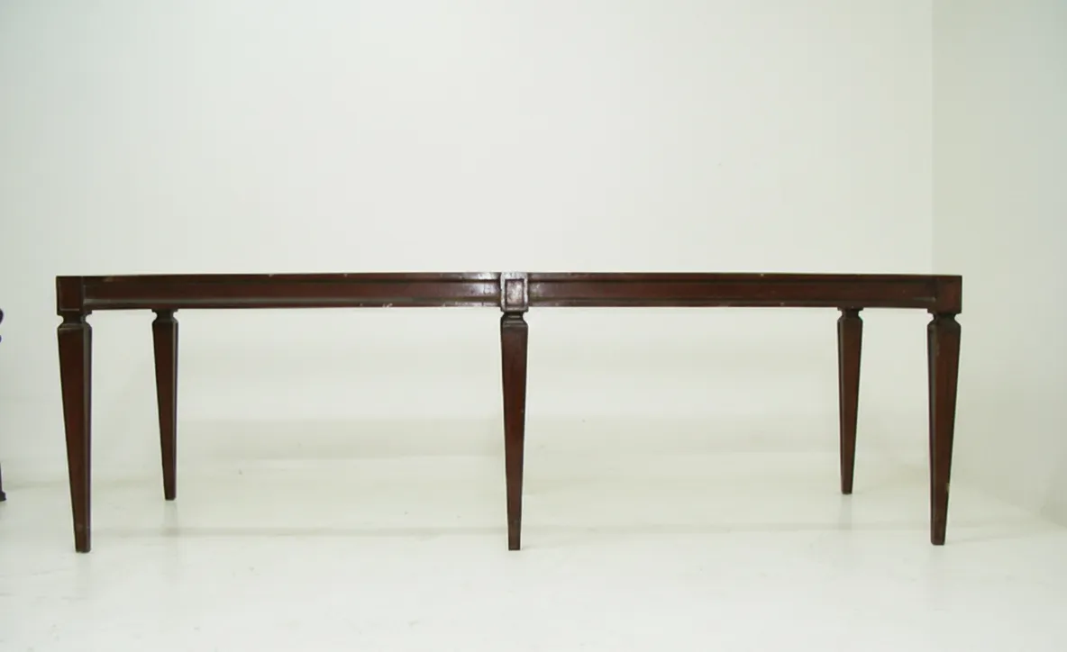 tabouret ancien au design élégant sur fond blanc