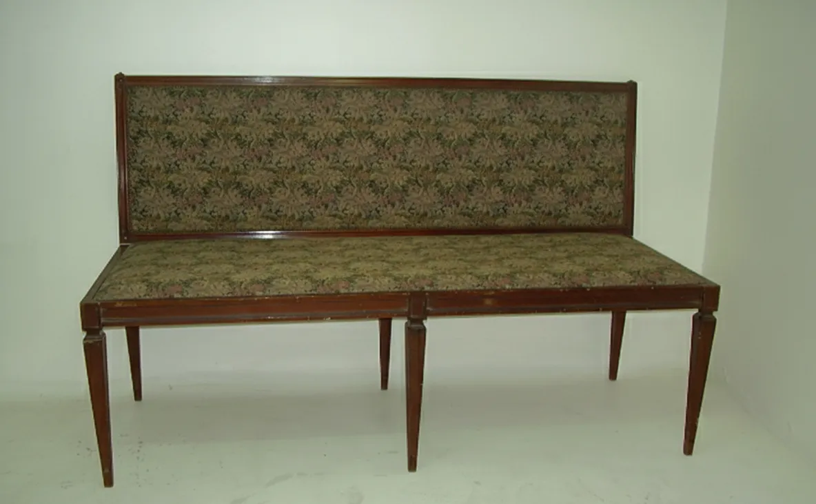 Tabouret ancien avec dosseret décoré, parfait pour une décoration classique.