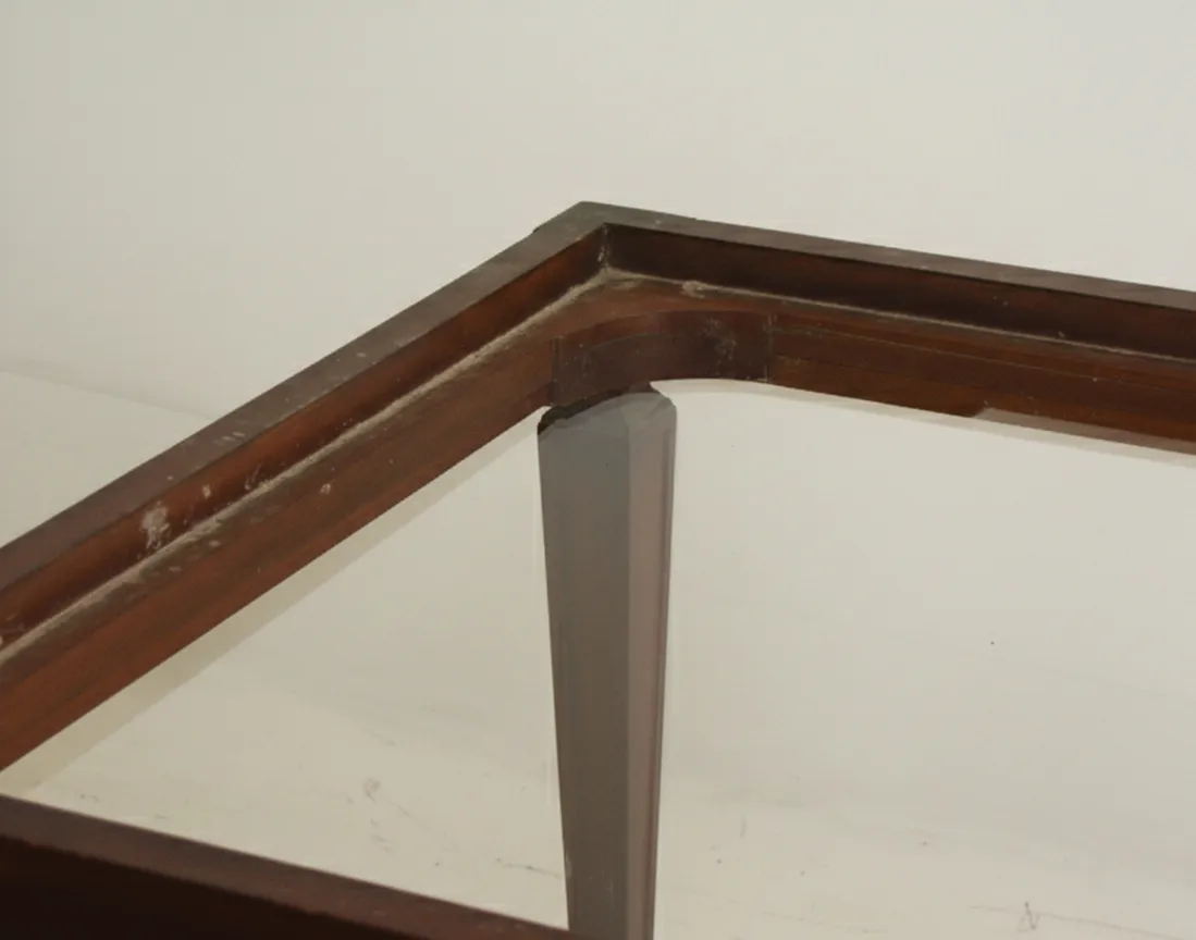 Ansicht eines antiken Hockers mit einfachem Design in neutralem Umfeld