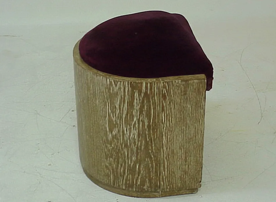 banqueta antiga com assento acolchoado em ambiente neutro