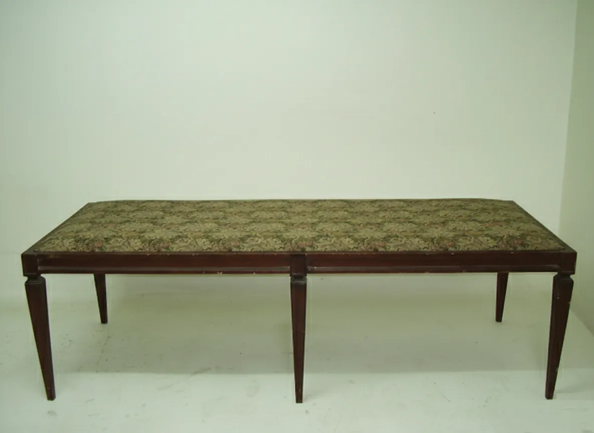 tabouret ancien avec des pattes fines et un dessus décoratif