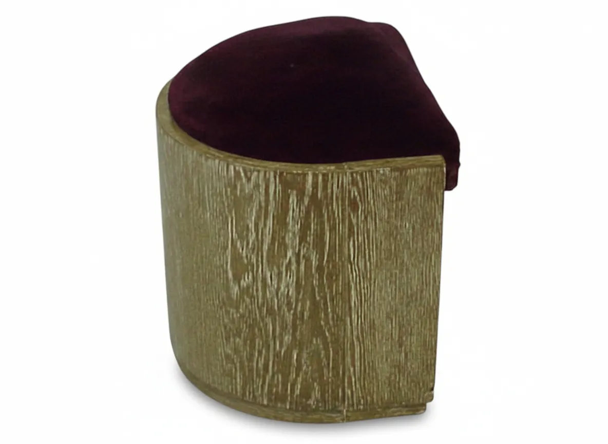 Antiga banqueta com design elegante, com estofamento vermelho e forma curva.