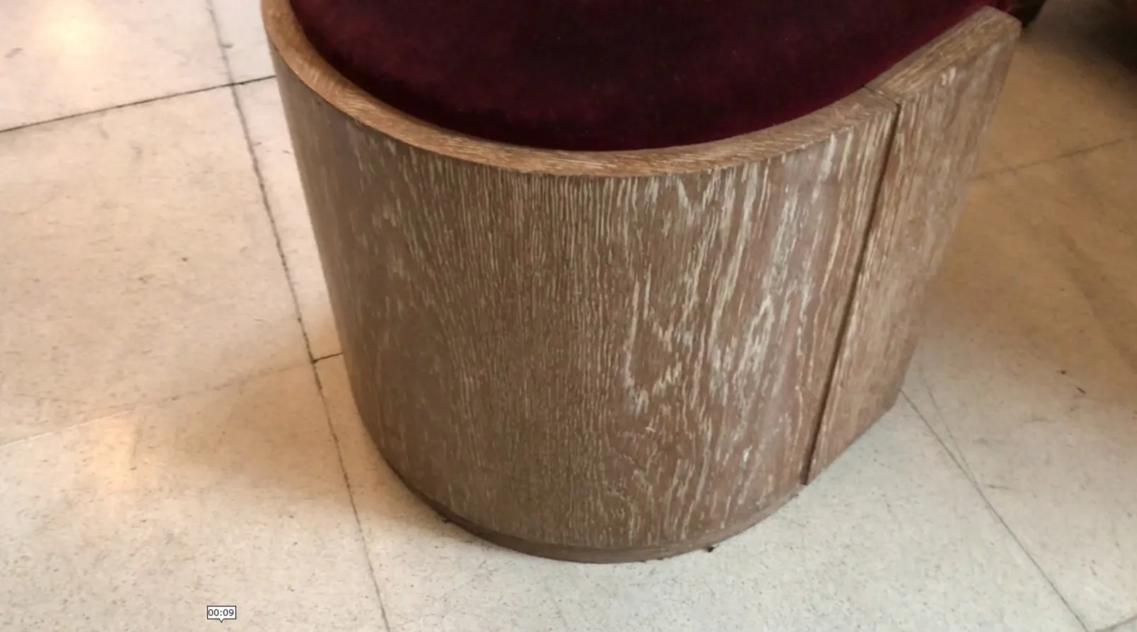 sgabello antico rotondo in un ambiente moderno, con sedile in velluto