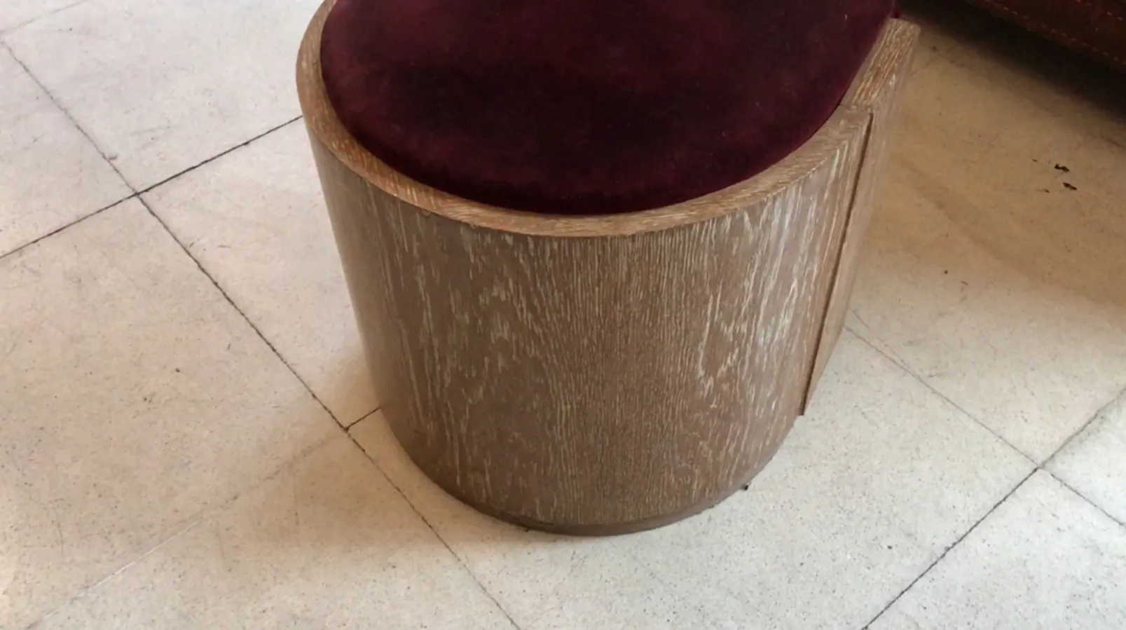 tabouret ancien avec assise violette et base ronde