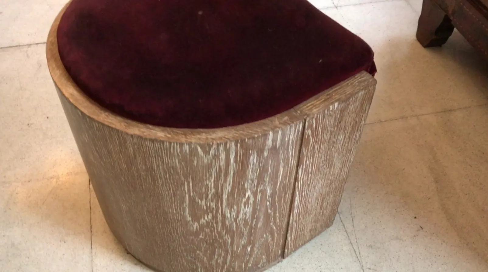 banqueta antigua con un diseño redondeado, en un ambiente clásico