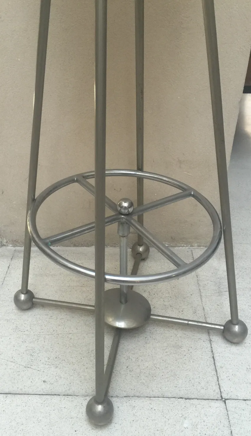 banqueta antigua con diseño elegante en un ambiente neutro