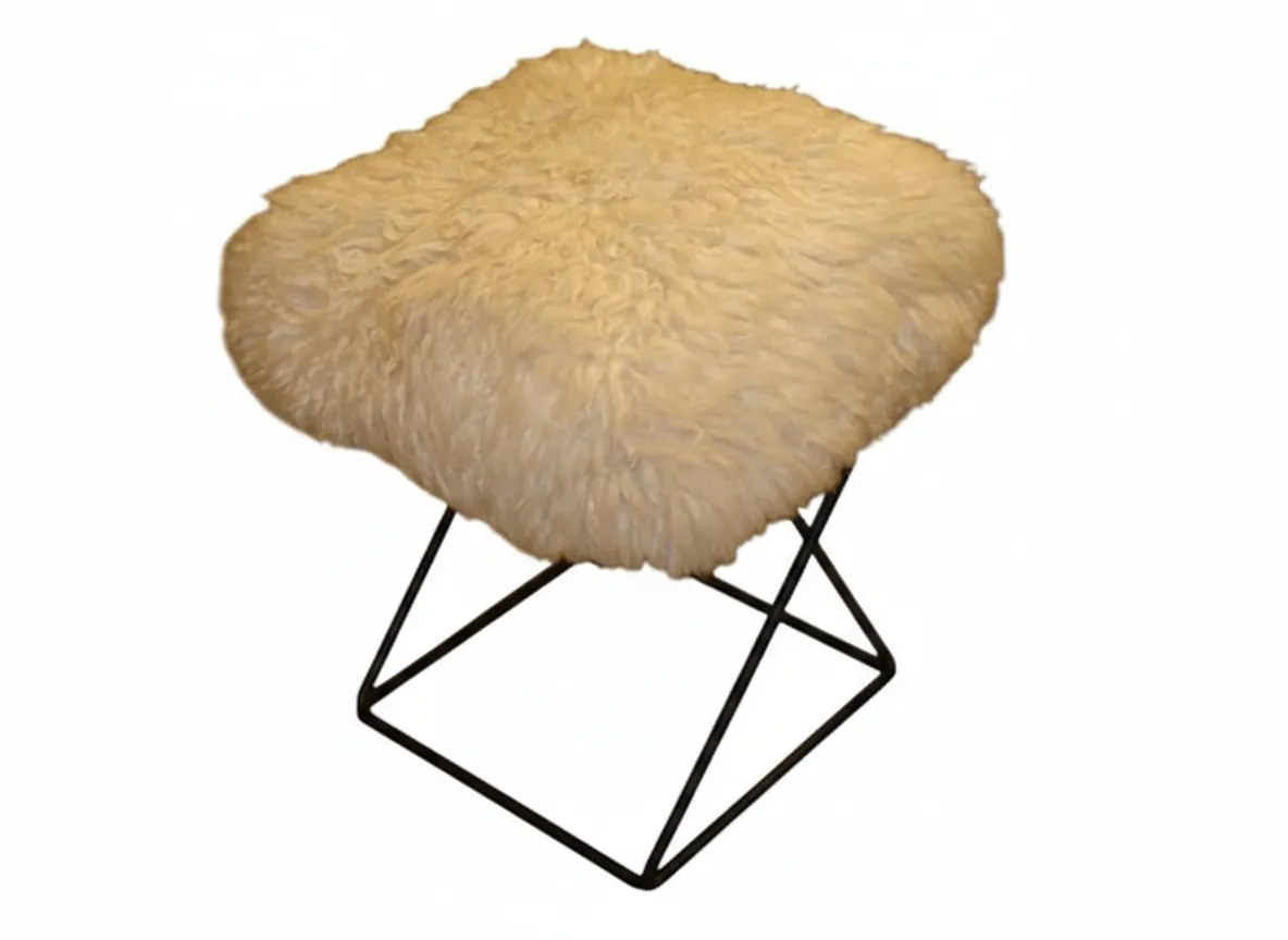 antiker Hocker mit weichem quadratischem Kissen