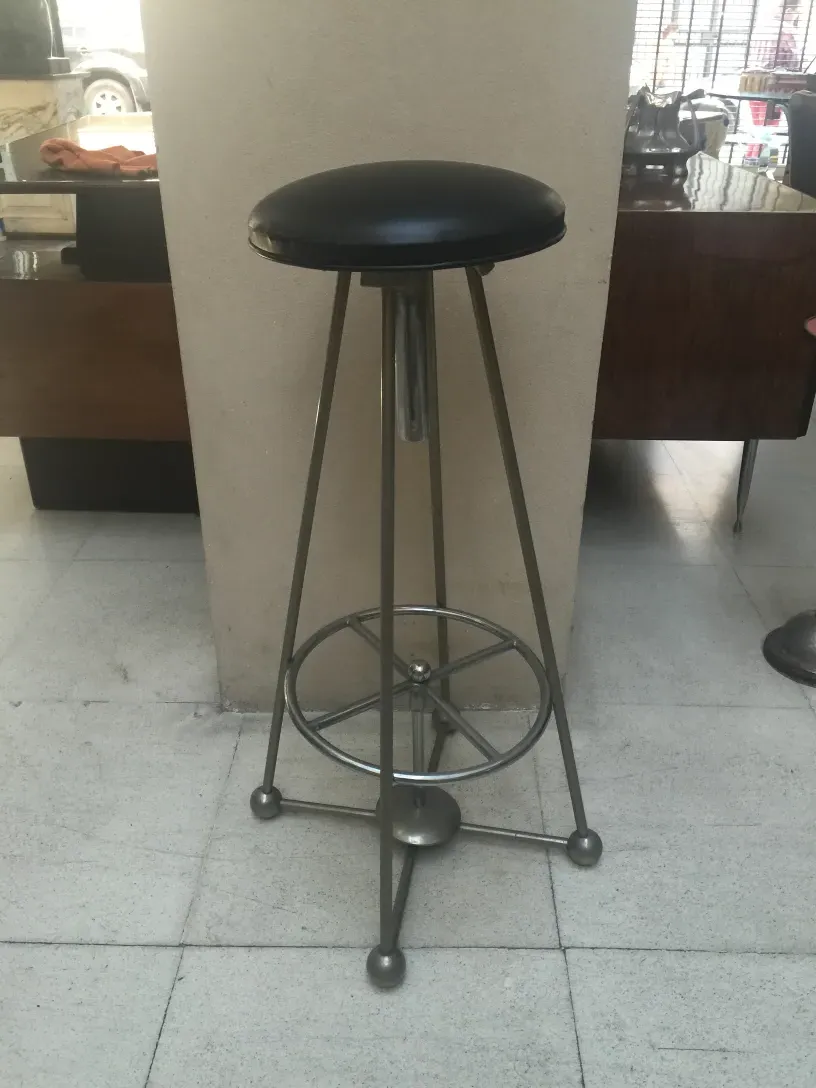 Sgabello antico con design funzionale e sobrio, ideale per la decorazione.