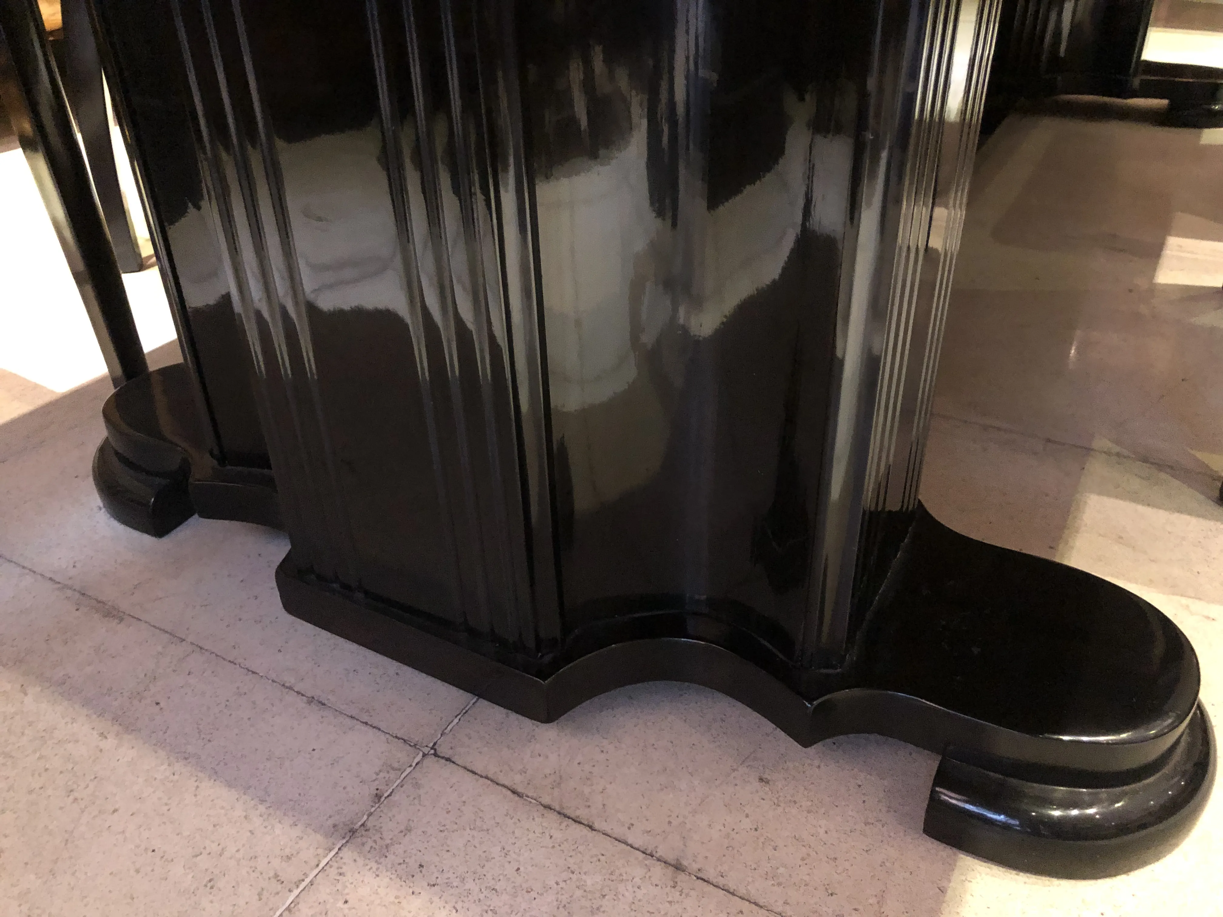 antiker art deco esstisch für 10 personen in einem gemütlichen ambiente