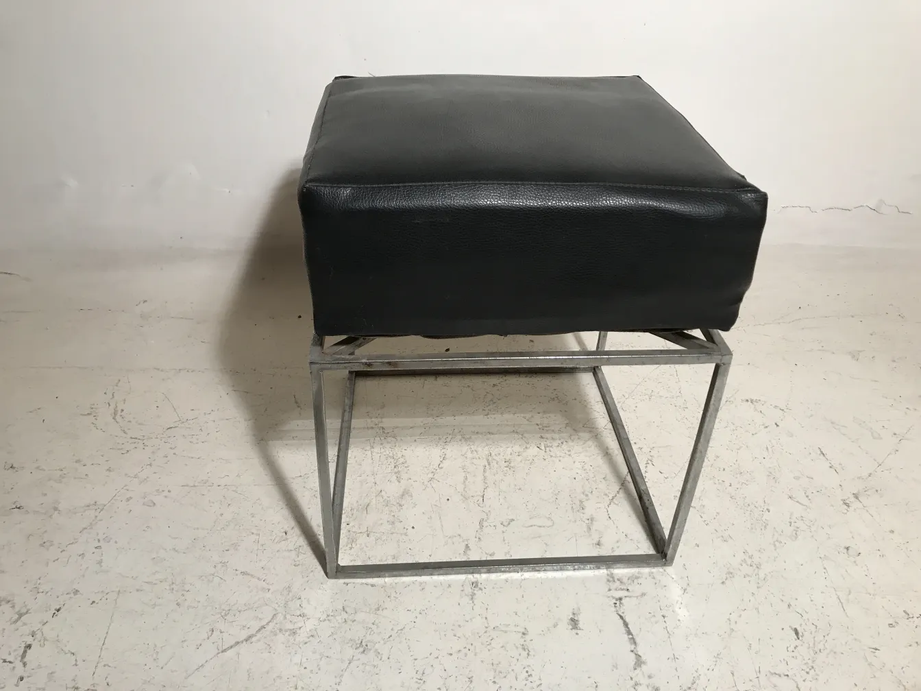 antiga banqueta com um design simples em preto