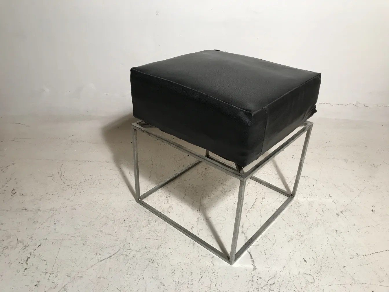 tabouret noir ancien sur une base en métal