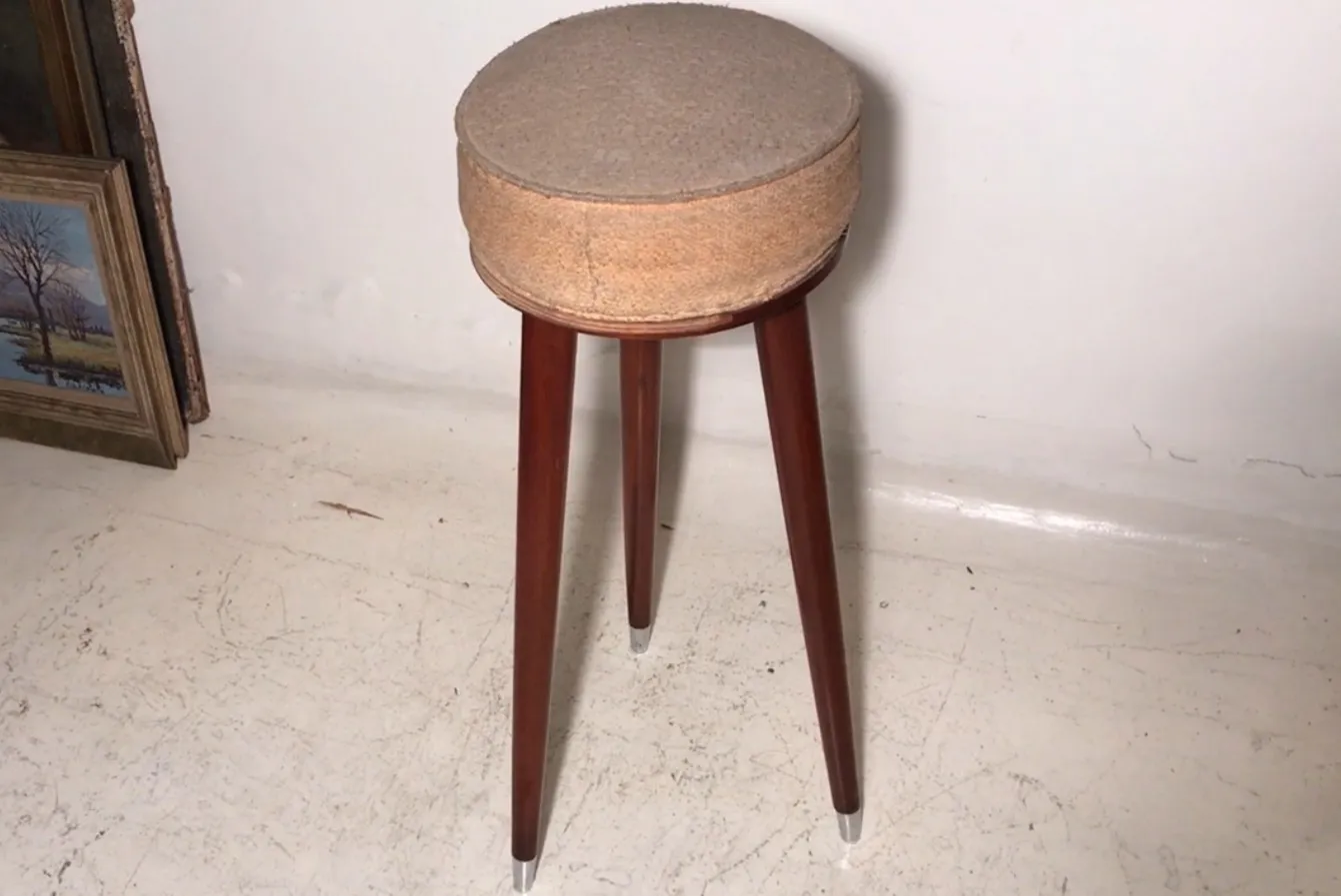 tabouret ancien au design classique avec des pieds élégants, parfait pour la décoration