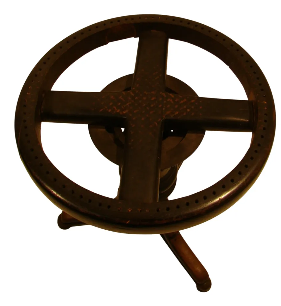 banqueta antiga thonet com design clássico redondo