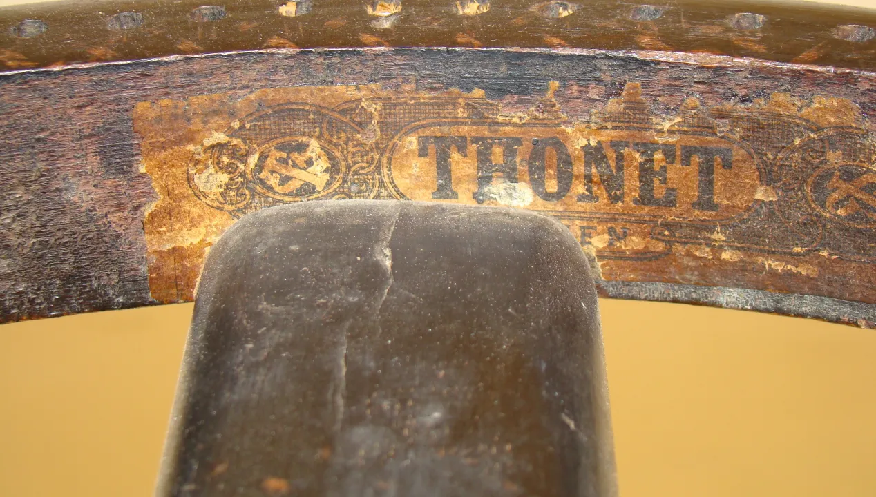 antiker hocker thonet mit einzigartigen Merkmalen, neutraler Hintergrund