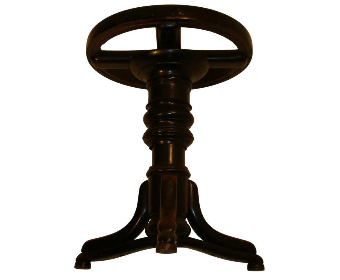 Antike Thonet Hocker mit klassischem und elegantem Design.