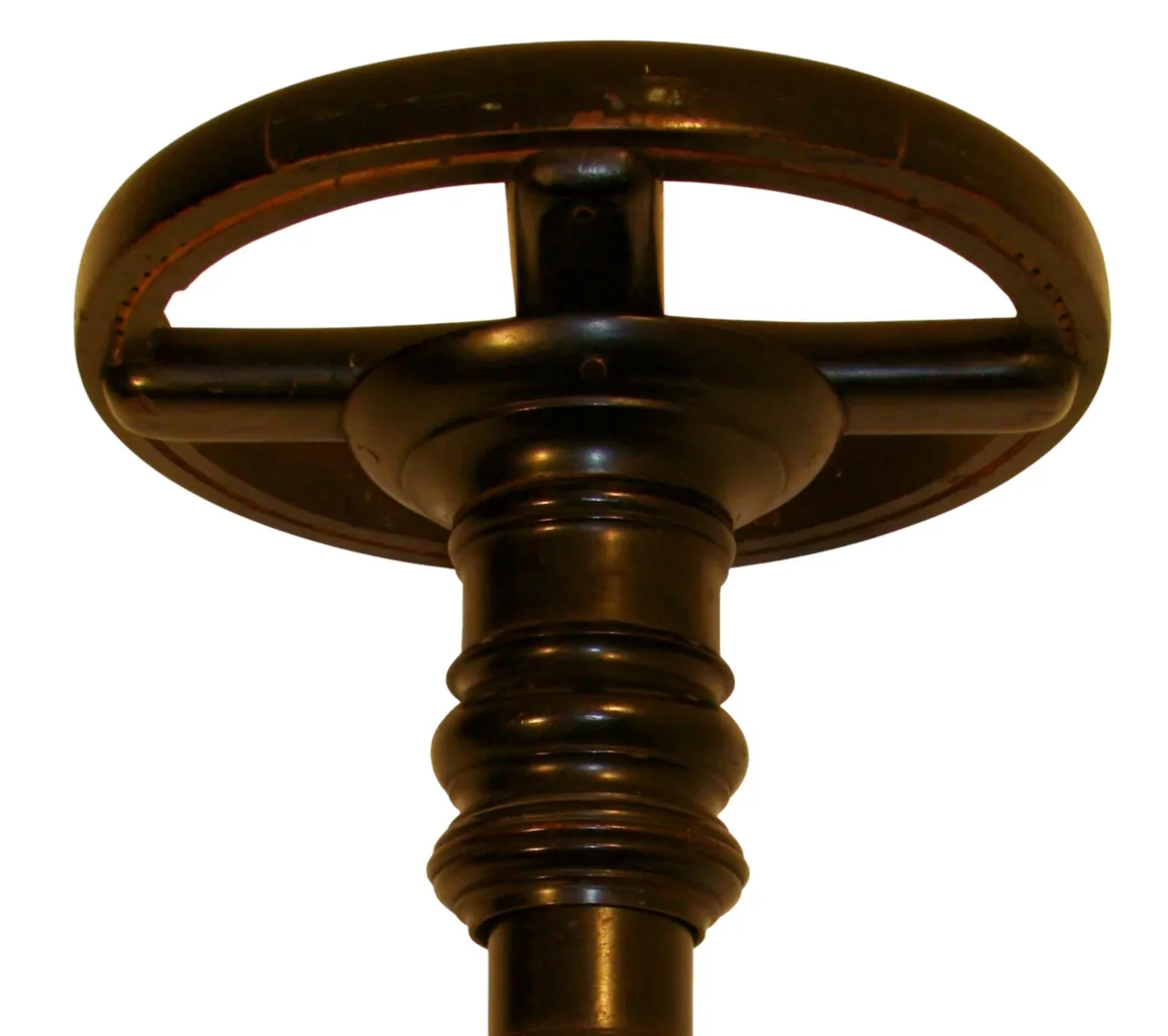 Banqueta antigua Thonet con diseño singular y acabados elegantes.