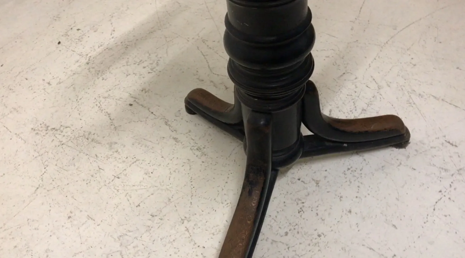 tabouret ancien thonet avec base décorative dans une ambiance neutre