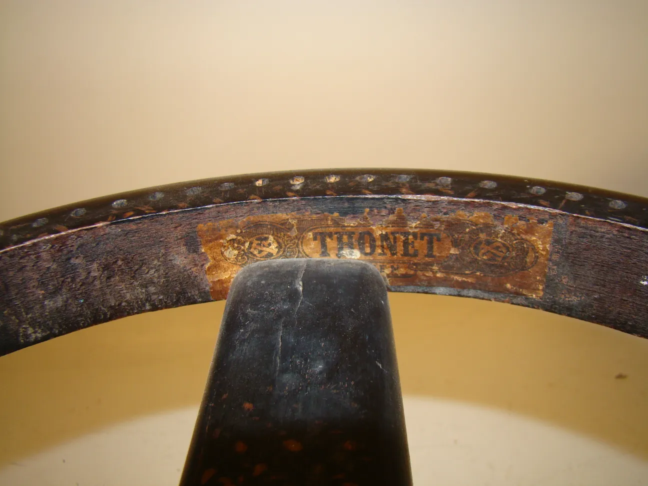 눈에 띄는 마크가 있는 고전적인 thonet 발받침대의 자세한 보기