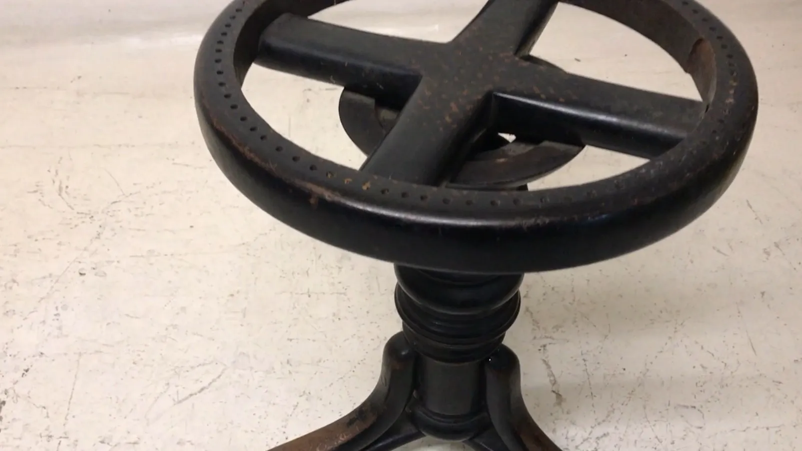 antike thonet hocker mit einzigartigem fuß und dekorativen elementen