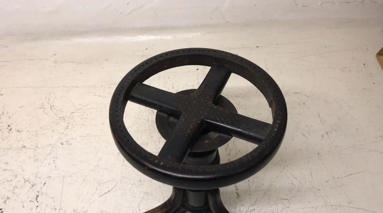 banqueta thonet antiga com design redondo