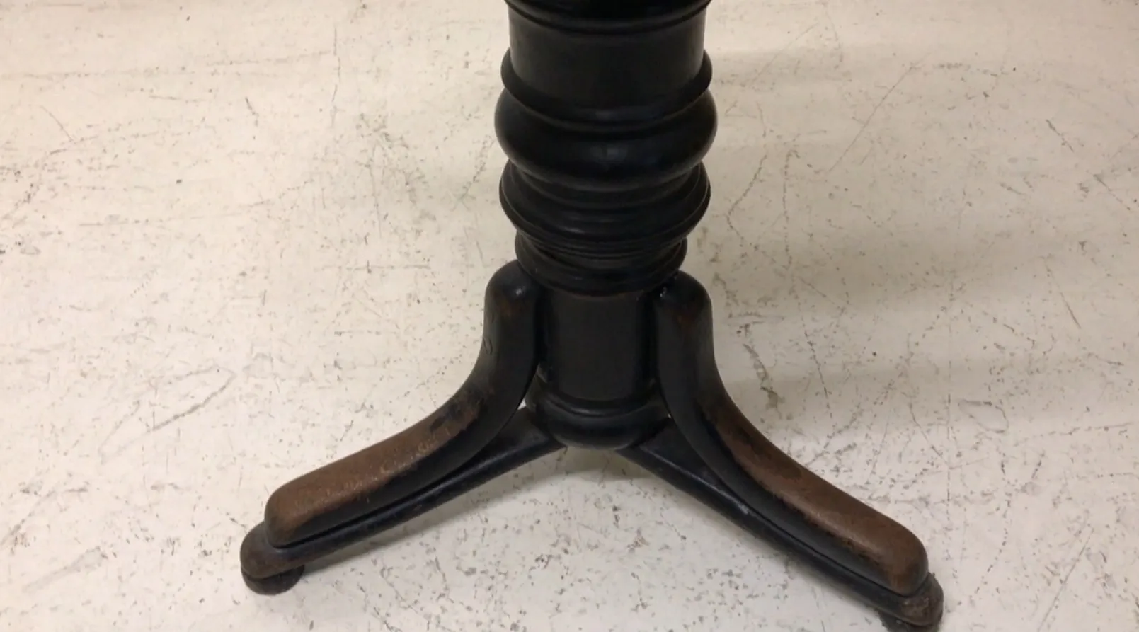 Antique Thonet sidewalk with three-leg base, detail of legs